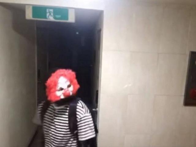 Kẻ lạ đeo mặt nạ chú hề vào chung cư, liên tục ấn mật mã để đột nhập vào nhà