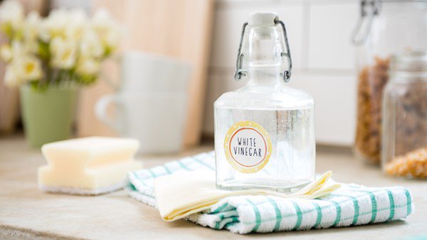 dung baking soda tay vet o lau ngay tren quan ao nhanh ma sach, chong nuc no khen - 6