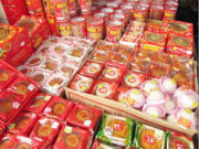 Tiêu dùng - Mới đầu mùa, thị trường bánh Trung thu 2019 đã gây nhiều bất ngờ