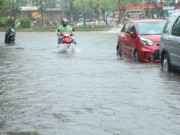 Tin tức - Người Hà Nội bì bõm trong cơn mưa lớn, nhiều tuyến phố ngập nặng