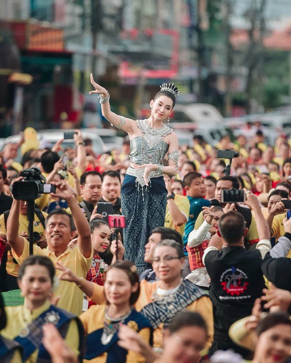 Mỹ nhân gây náo loạn lễ diễu hành Thái Lan: Nhan sắc có thừa, chuyện tình  đẹp phát hờn