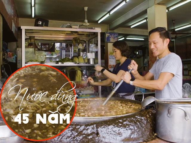 Hầm đi hầm lại nồi nước dùng 45 năm đến đặc quánh, nhà hàng này vẫn tấp nập khách ăn