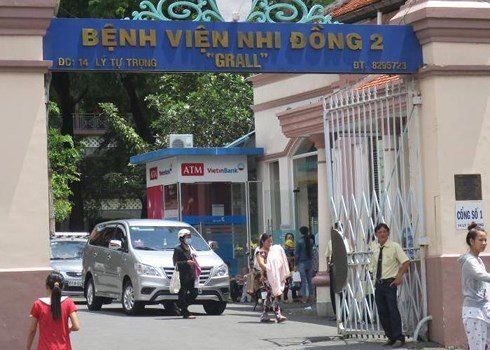benh vien nhi dong 2 tp.hcm ke nham thuoc, be gai 20 thang tuoi phai tron mat, cung gay - 1