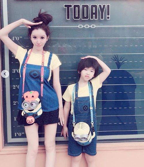 Hotgirl mặc áo hở bầu ngực trần đi họp lớp cho con, ảnh đời thường còn táo bạo hơn - 11