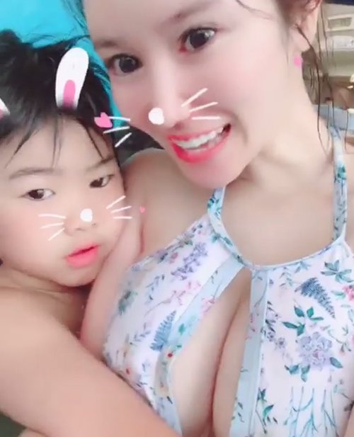 Hotgirl mặc áo hở bầu ngực trần đi họp lớp cho con, ảnh đời thường còn táo bạo hơn - 8