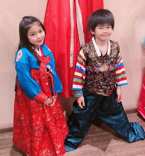 Hotgirl mặc áo hở bầu ngực trần đi họp lớp cho con, ảnh đời thường còn táo bạo hơn - 3