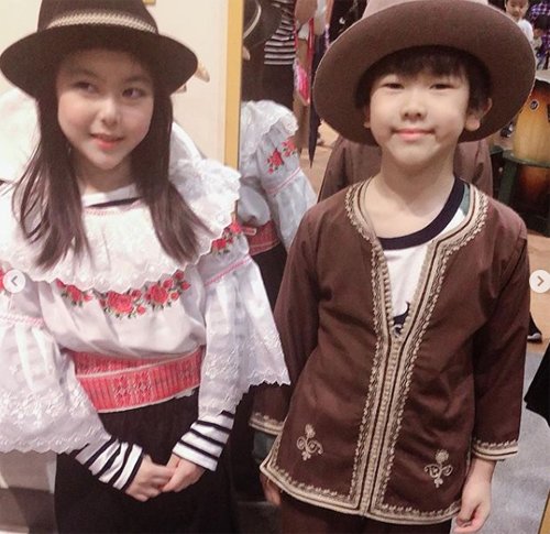 Hotgirl mặc áo hở bầu ngực trần đi họp lớp cho con, ảnh đời thường còn táo bạo hơn - 4