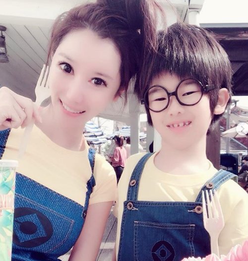 Hotgirl mặc áo hở bầu ngực trần đi họp lớp cho con, ảnh đời thường còn táo bạo hơn - 2