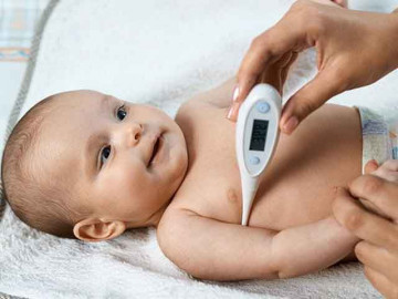 Cha mẹ nên làm gì khi trẻ sơ sinh bị sốt?