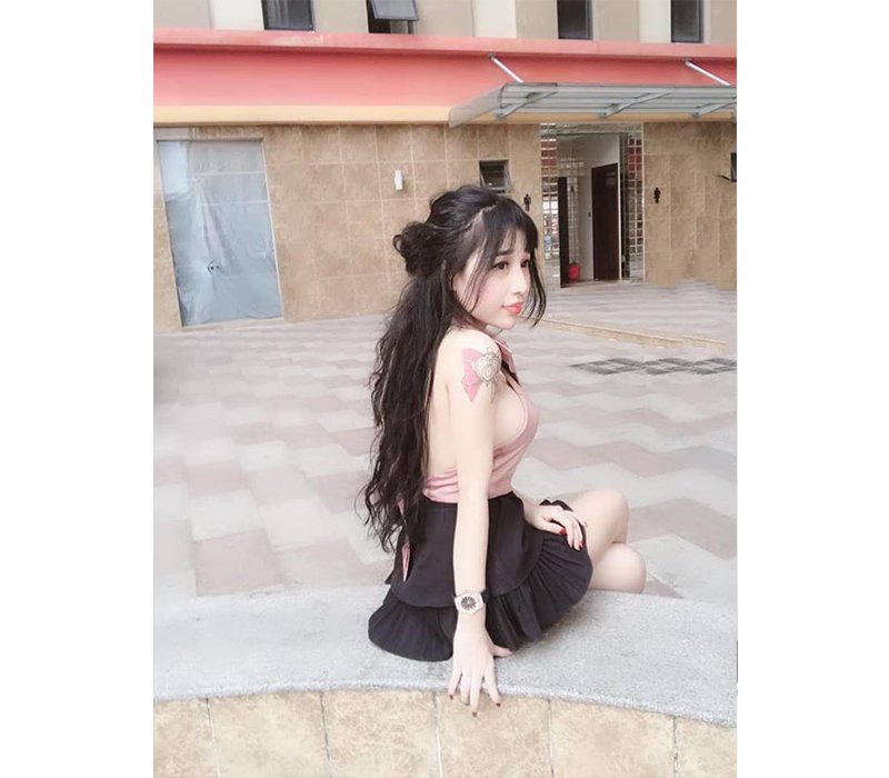 Vòng 1 căng tròn của hotgirl sinh năm 1998 khiến người ta như chẳng thể rời mắt khỏi cô nàng.
