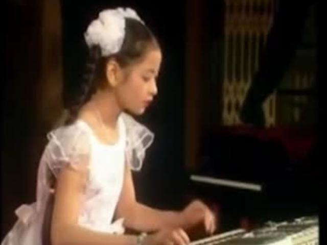 Clip siêu độc: Chi Pu chơi đàn điêu luyện từ năm 10 tuổi