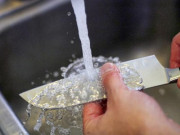 Bếp Eva - 2 mẹo đơn giản để biến dao cùn thành sắc lẹm trong nháy mắt