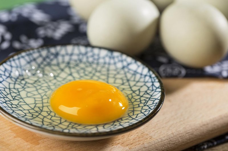 Nhiều người thích trứng bởi nó rất dễ ăn nhưng trứng không được khử trùng hoàn toàn và trứng rất dễ bị nhiễm vi khuẩn. Vì vậy trứng đã nấu chín nên ăn hết không nên để thừa lại cho lần ăn sau.
