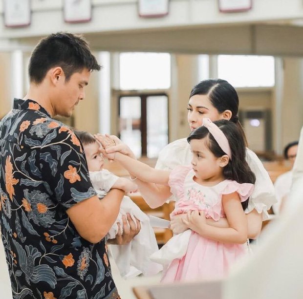 Bố mẹ amp;#34;đẹp nhất Philippinesamp;#34; bảo sao 2 con lại cực phẩm, bé út gây ấn tượng mạnh - 10