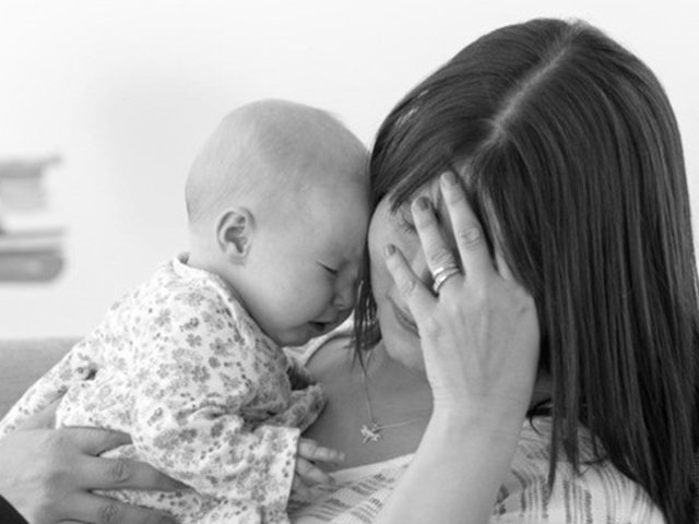Sau khi sinh luôn có suy nghĩ muốn ném con, tôi phải làm thế nào?