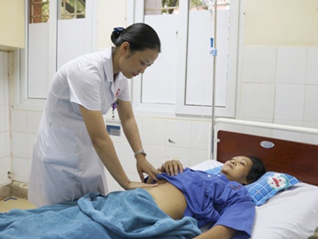 Mẹ Quảng Ninh đang mang bầu bị đau đầu chóng mặt, nhập viện bác sĩ đẩy đi cấp cứu gấp
