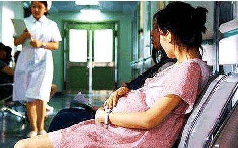 Chồng đưa vợ đi đẻ con đầu, bác sĩ nhìn “vùng kín” nói: Đây không phải đứa con đầu lòng - 1