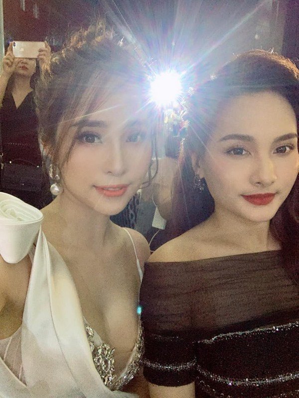 Cùng nhau selfie, Thư và Nhã “tiểu tam” khẳng định nhan sắc một chín một mười - 1