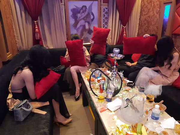 Đột kích nhà hàng SunFlower ở TP.HCM lần thứ 6, phát hiện nhiều tiếp viên ăn mặc khiêu dâm - 1