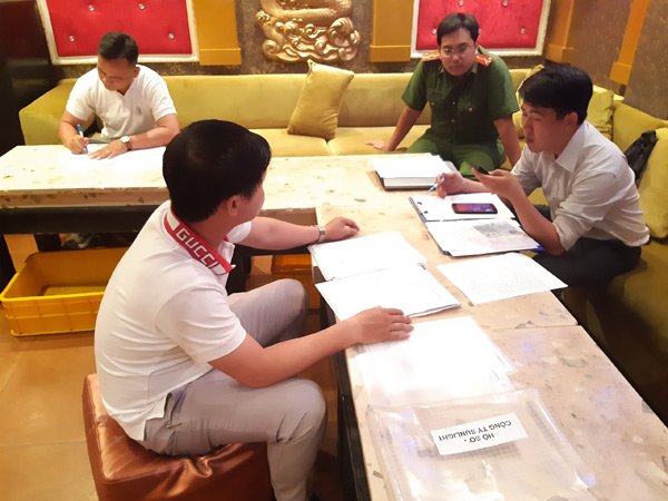 Đột kích nhà hàng SunFlower ở TP.HCM lần thứ 6, phát hiện nhiều tiếp viên ăn mặc khiêu dâm - 4