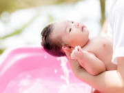 Làm mẹ - Cách tắm cho trẻ sơ sinh cơ bản bậc cha mẹ cần biết