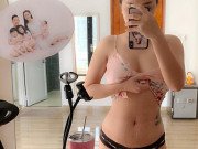 Bà bầu - Hải Băng sau sinh tự vén váy ngủ lộ thân dưới, dân tình bình luận “múp múp mà eo thon”