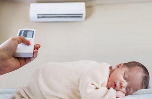 Trẻ sơ sinh nằm điều hòa cha mẹ cần ghi nhớ 7 quy tắc - 1