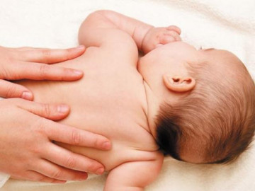 7 cách hạ sốt cho trẻ sơ sinh tại nhà không cần dùng thuốc