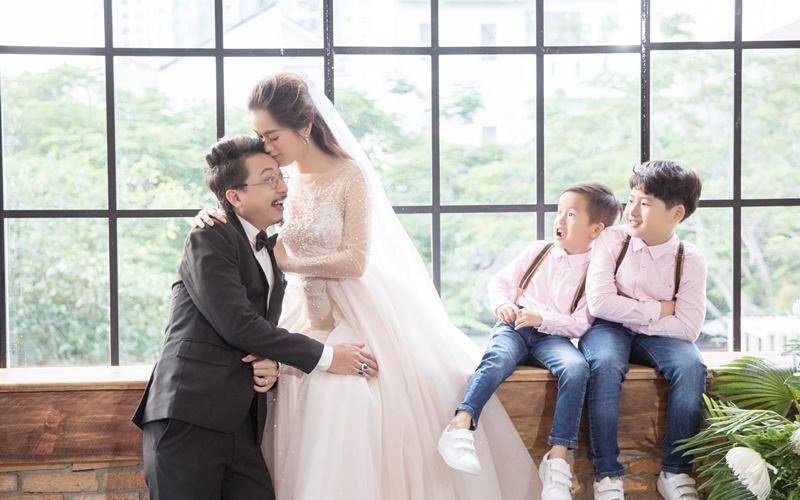 Vợ chồng Lâm Vỹ Dạ - Hứa Minh Đạt tổ chức đám cưới vào năm 2010. Thời điểm đó, cả hai quyết định về sống chung một nhà sau khoảng thời gian quen biết, tìm hiểu và chính thức hẹn hò.

