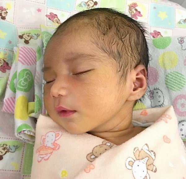 Dung mạo khó tin của em bé sơ sinh amp;#34;đẹp từ trong trứngamp;#34;, càng lớn càng phá nét! - 2