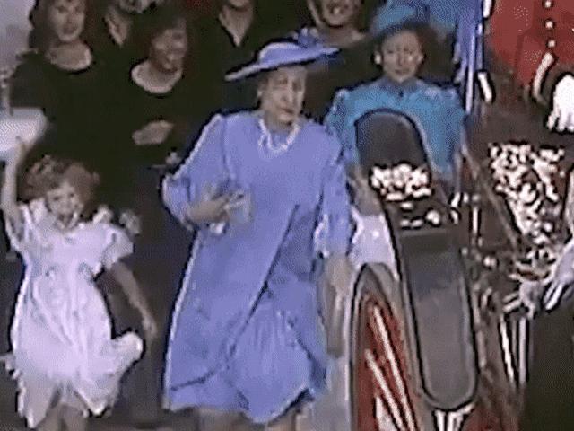 Đáng yêu như hình ảnh Nữ hoàng Anh hớt hải chạy theo William trong đám cưới con trai