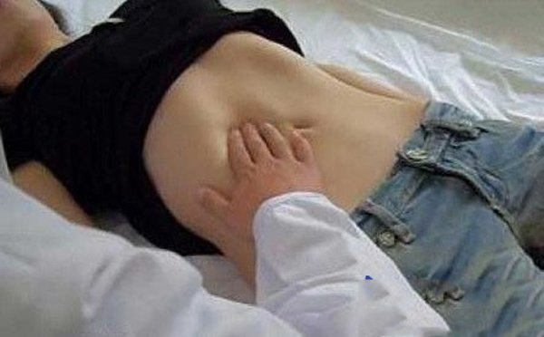 Nặn mụn ở ngực, nữ sinh 20 tuổi khiến bác sĩ giật mình khi nhìn thấy amp;#34;vòng mộtamp;#34; - 2