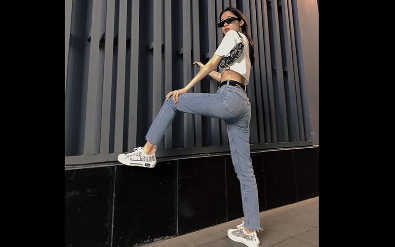 Quỳnh Hương khoe khéo vòng 3 căng tròn với quần skinny jeans, cô nàng sinh năm 1998 mix cùng áo croptop để vừa khoe eo đồng thời kéo dài đôi chân 1 cách hiệu quả. 
