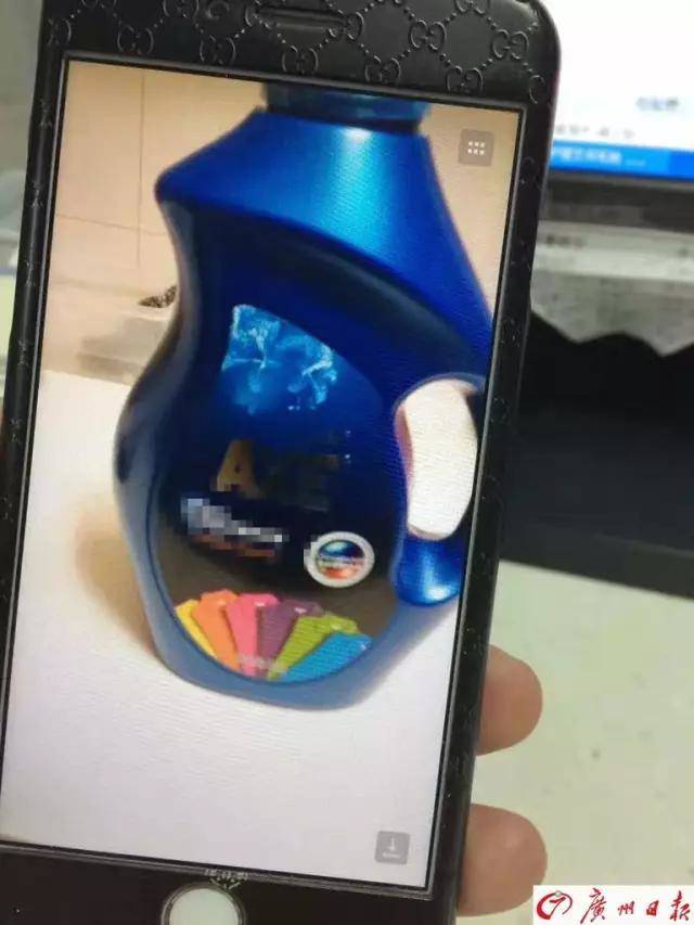 Nhấp 1 ngụm amp;#34;nước khoángamp;#34;, bé gái thét lên kinh hoàng rồi lăn ra đất - 2