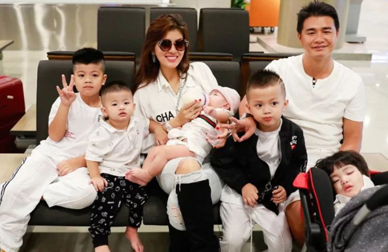 Chồng mới của Oanh Yến cũng đối xử với 2 con riêng của cô rất tốt. Anh không ngại chi tiền thuê 3 người giúp việc để chăm sóc cho 5 con tốt nhất. 
