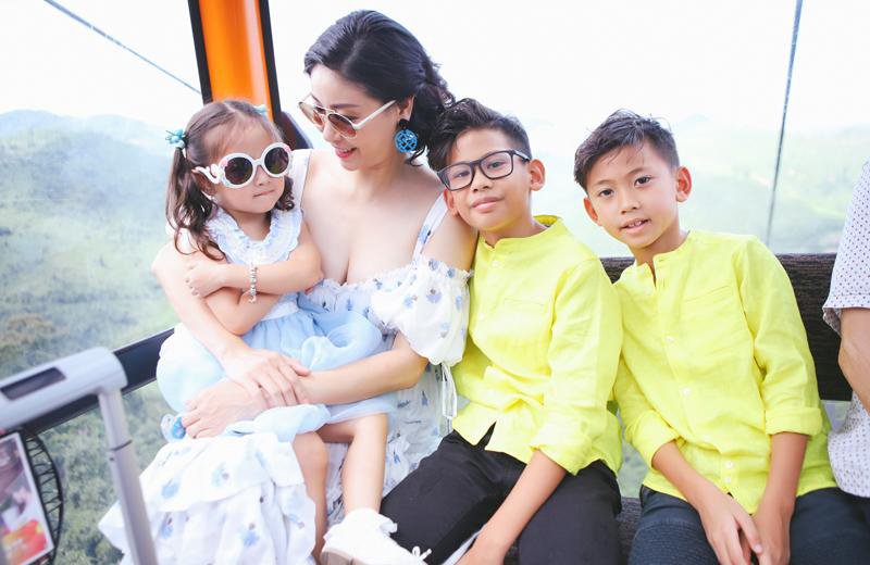Hoa hậu sinh năm 1976 và ông xã cùng sinh với nhau 3 người con lần lượt đặt tên là Vương Khang, Vương Khôi và Viann. 
