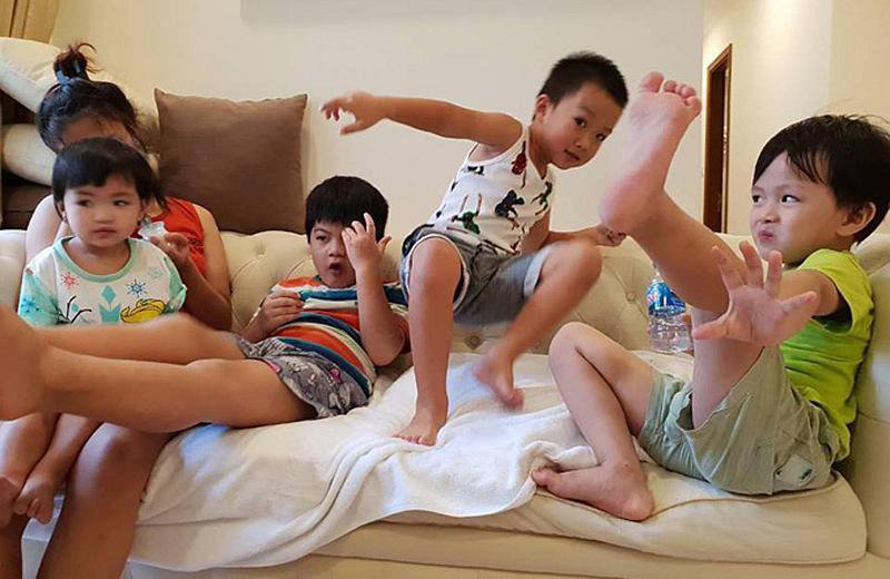 Cuộc sống gia đình với 5 đứa trẻ khá bận rộn và phức tạp. Tuy nhiên, Oanh Yến cho biết vì chồng là người thích nhiều con nên mỗi khi cô mang bầu, anh đều rất vui. 
