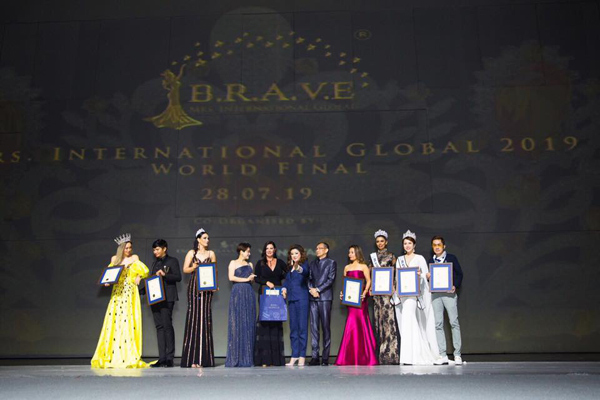“Bầu” Hòa lịch lãm ngồi ghế giám khảo Mrs International Global - 5