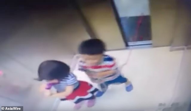 Chơi đùa với sợi dây, bé trai bị treo cổ trong thang máy, chị gái phản ứng trong chớp mắt - 1