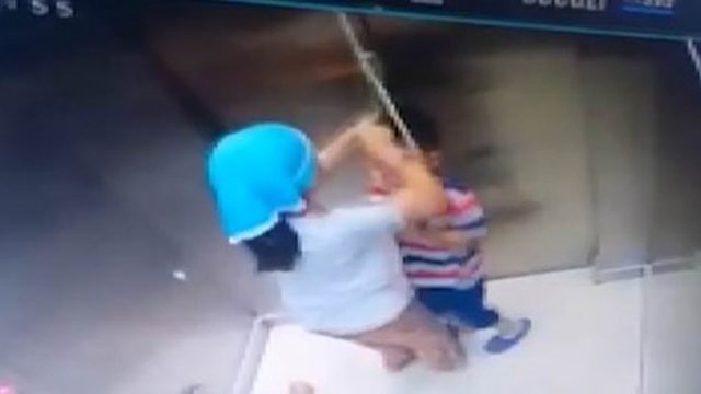 Chơi đùa với sợi dây, bé trai bị treo cổ trong thang máy, chị gái phản ứng trong chớp mắt - 2