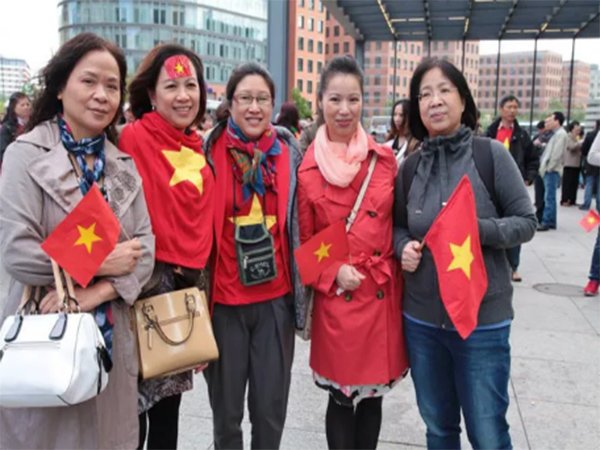 doanh nhan bay hang chuc tieng tu duc ve viet nam chi de lam mot viec “ne thang co hon” - 1