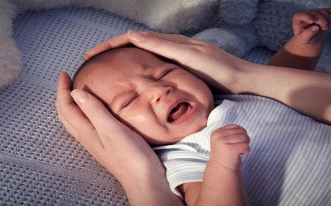 Bé 12 tháng ngã từ trên giường xuống đất, bà bảo ổn nhưng con qua đời 4 ngày sau - 2