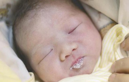 Bé 12 tháng ngã từ trên giường xuống đất, bà bảo ổn nhưng con qua đời 4 ngày sau - 3