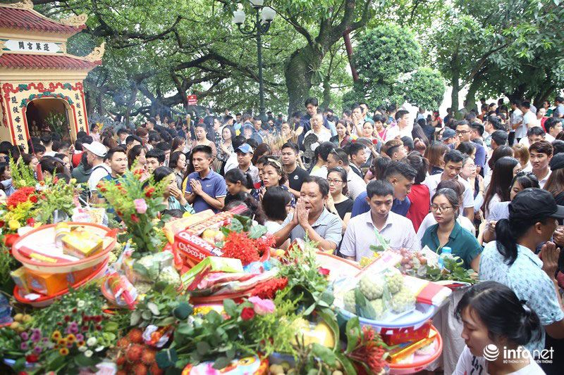 Hàng trăm người đổ về Phủ Tây Hồ cúng lễ trong ngày đầu amp;#34;tháng cô hồnamp;#34; - 1