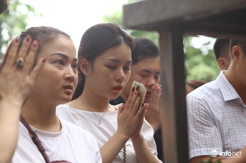 Hàng trăm người đổ về Phủ Tây Hồ cúng lễ trong ngày đầu amp;#34;tháng cô hồnamp;#34; - 11