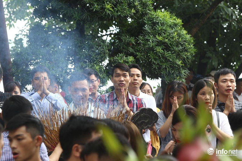 Hàng trăm người đổ về Phủ Tây Hồ cúng lễ trong ngày đầu amp;#34;tháng cô hồnamp;#34; - 12