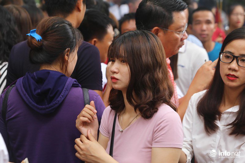 Hàng trăm người đổ về Phủ Tây Hồ cúng lễ trong ngày đầu amp;#34;tháng cô hồnamp;#34; - 13