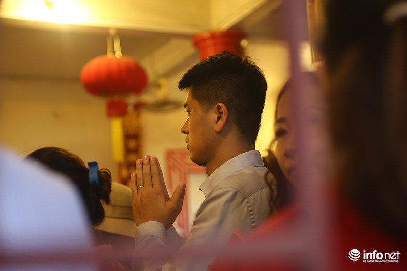 Hàng trăm người đổ về Phủ Tây Hồ cúng lễ trong ngày đầu amp;#34;tháng cô hồnamp;#34; - 14