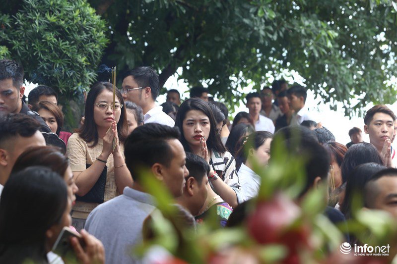 Hàng trăm người đổ về Phủ Tây Hồ cúng lễ trong ngày đầu amp;#34;tháng cô hồnamp;#34; - 2
