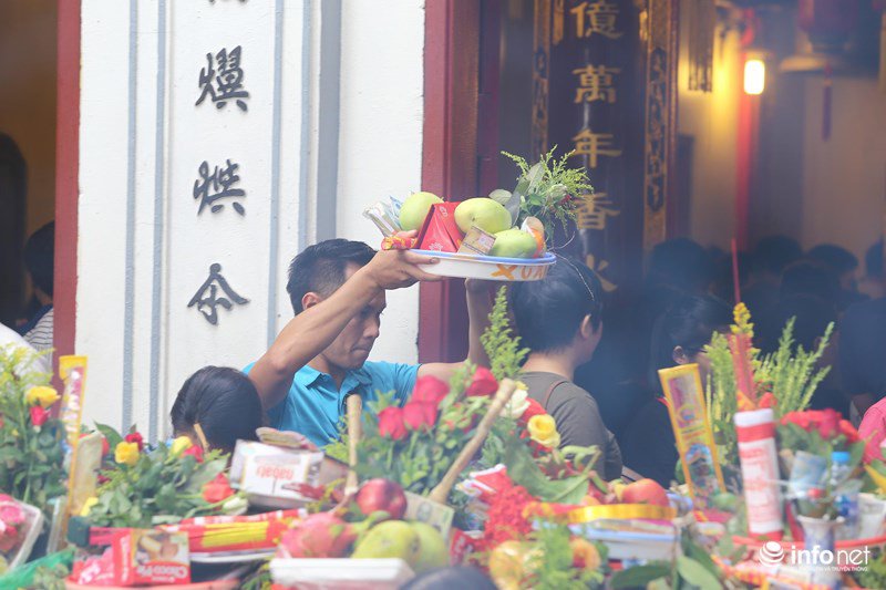 Hàng trăm người đổ về Phủ Tây Hồ cúng lễ trong ngày đầu amp;#34;tháng cô hồnamp;#34; - 3